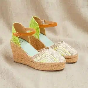 Alpargata de cuña alta con talonera en amarillo flúor y pulsera marrón, modelo Carinae146
