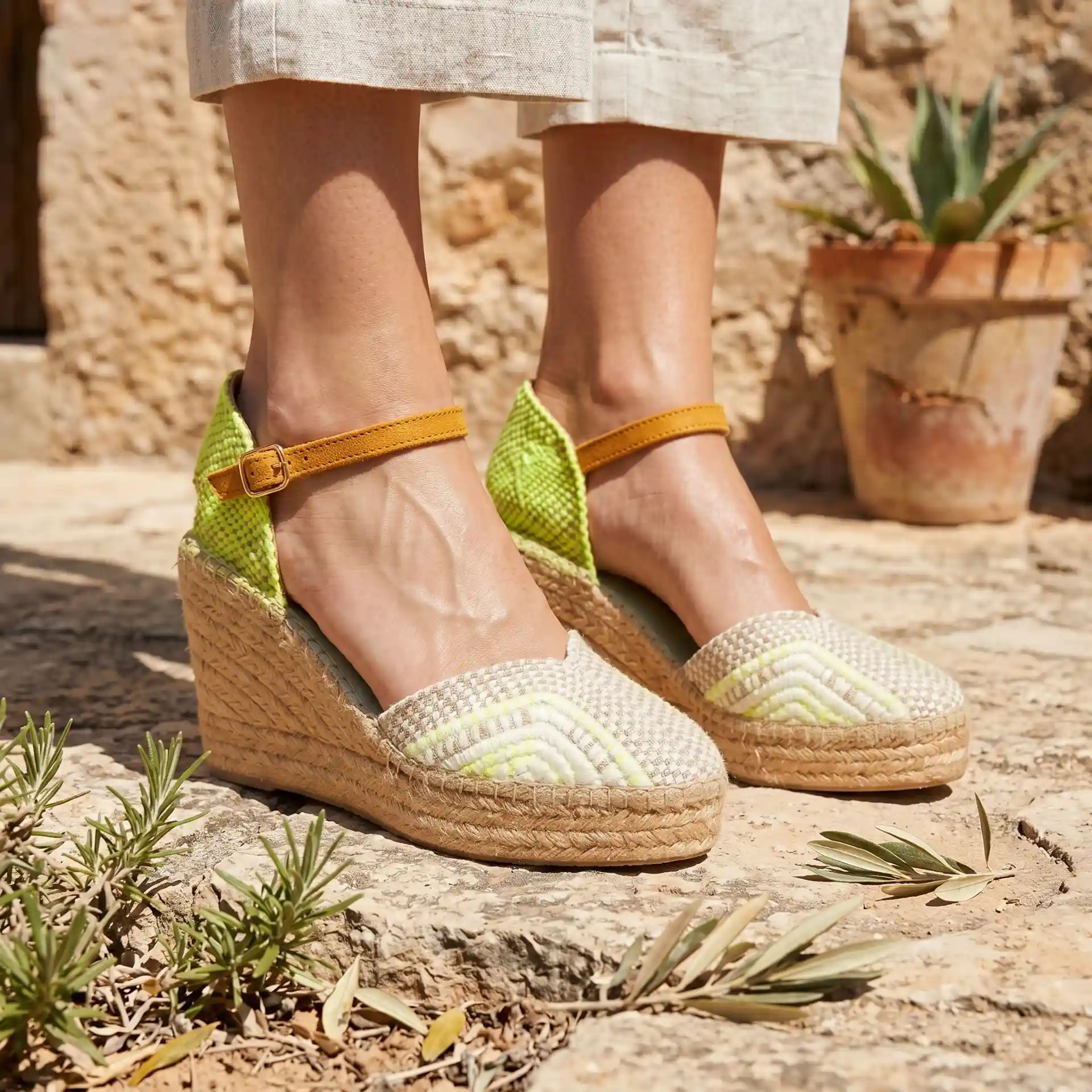 Cuña Alta Beige y Amarillo Fluor con Pulsera Marrón - Imagen 3