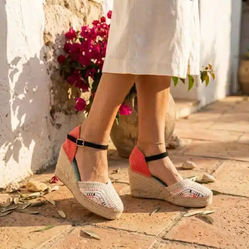 Alparagatas para mujer con cuña alta con acabado en color fucsia y pulsera en negro, modelo Carinae146