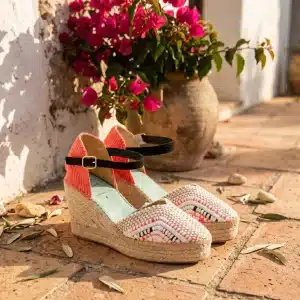 Alpargatas para mujer fabricadas en yute natural y con acabado en fucsia y negro, modelo Carinae146