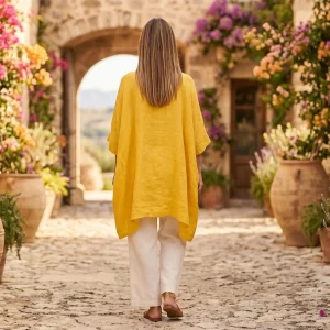 Poncho fabricado en lino de color mostaza, ideal para temporadas de verano Miomio