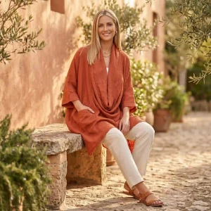 Poncho de lino de color terracota, con material fresco y cómodo para la temporada de verano Miomio