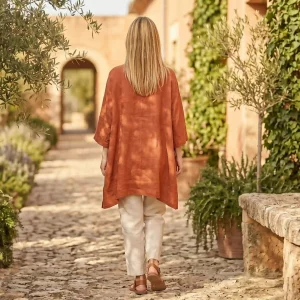 Vista trasera de un poncho para mujer de lino de color terracota Miomio