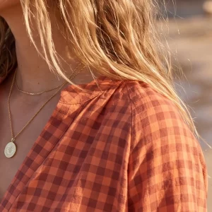 Detalle de cuadros del estampado vichy en color naranja Miomio