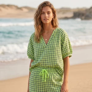 Blusa con estampado vichy en verde flúor con mangas abullonadas, ideal para looks en temporadas de verano Miomio