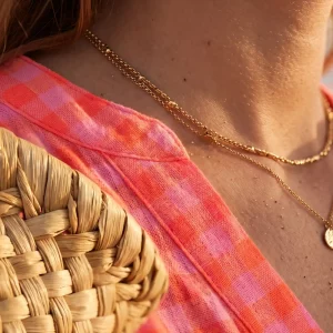 Detalle de blusa en color coral y estampado vichy, confeccionado en algodón y poliéster Miomio