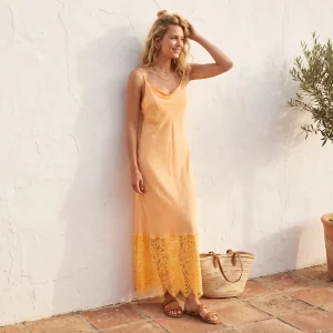 Vestido lencero largo en color naranja con detalle de encaje en el bajo del vestido Miomio