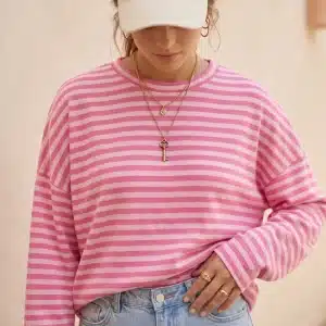 Detalle de estampado de rayas de la camiseta oversize de manga larga de color rosa Modamiomio