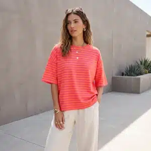 Primer plano de una mujer con camiseta de manga corta de rayas en color naranja Modamiomio