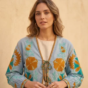 Chaqueta azul clara para mujer, con bordados florales en mostaza, turquesa y verde, con cierre frontal de cuerda Modamiomio