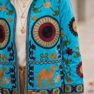 Detalle del bordado floral hecho a mano Kantha y solapa interior a rayas en chaqueta terciopelo de color azul Modamiomio
