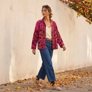 Outfit completo con chaqueta artesanal de terciopelo bordado, pantalón vaquero azul y alpargatas de esparto.