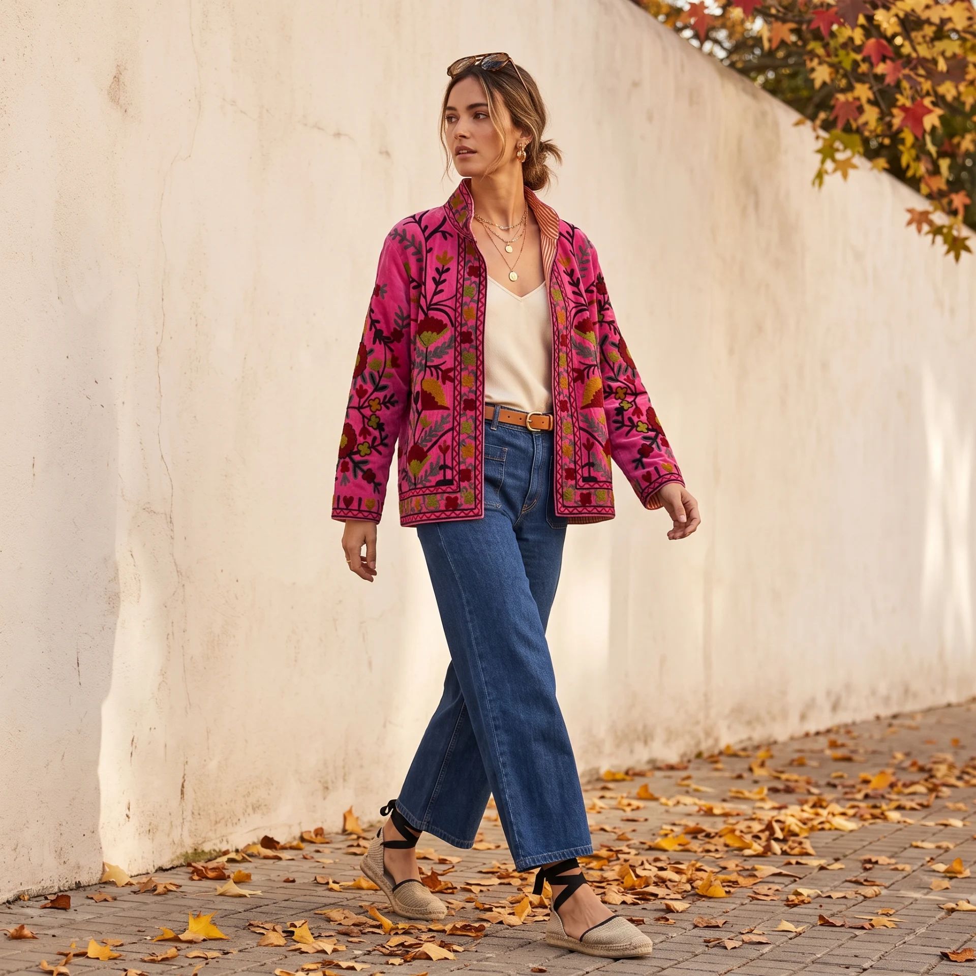 Outfit completo con chaqueta artesanal de terciopelo bordado, pantalón vaquero azul y alpargatas de esparto.
