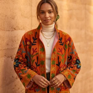 Vista de chaqueta de terciopelo estilo indio en color naranja con flores de colores Modamiomio