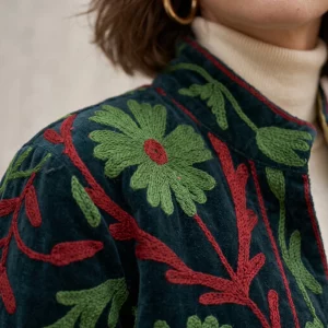 Detalle del bordado floral hecho a mano Kantha y solapa interior a rayas en chaqueta terciopelo de color verde Modamiomio