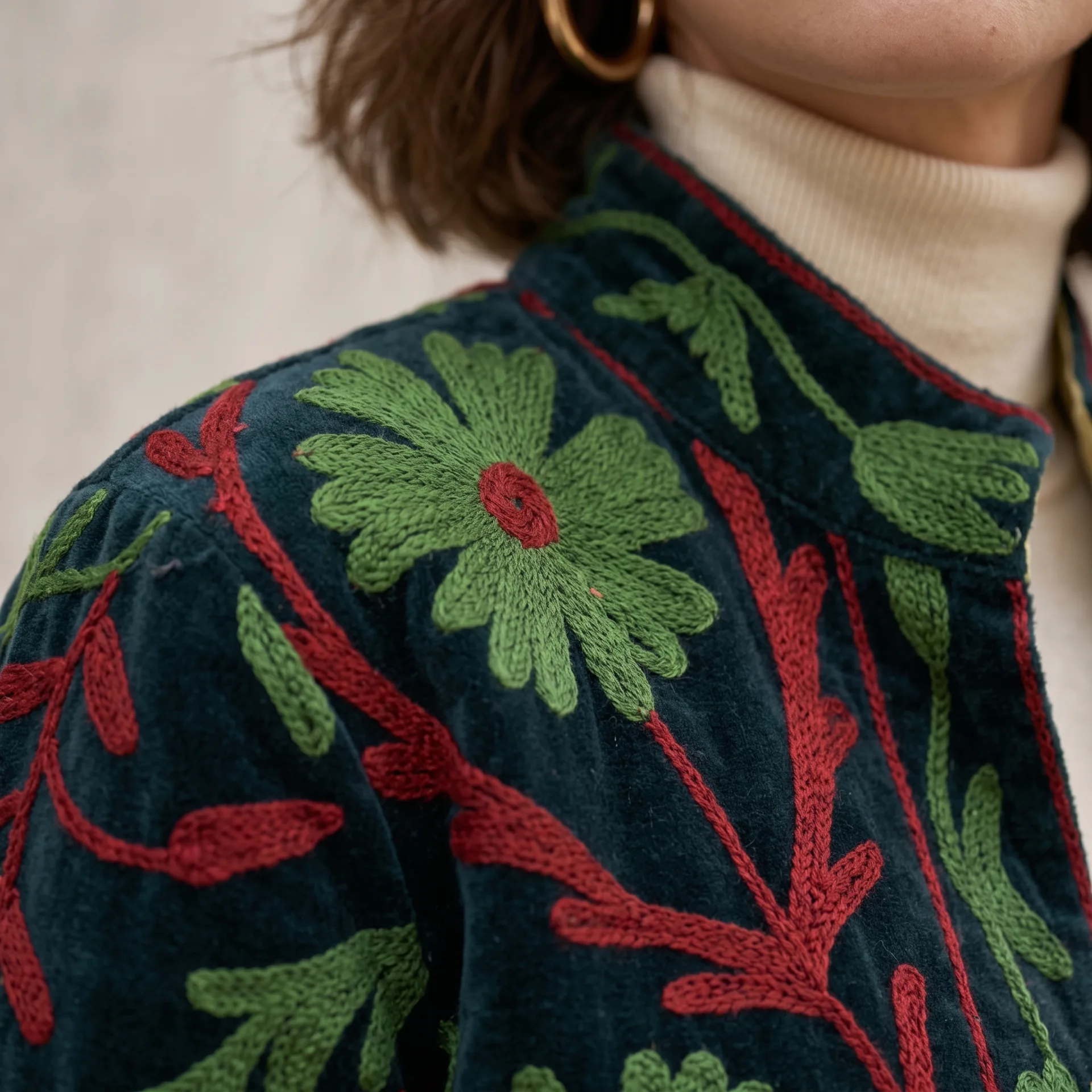 Detalle del bordado floral hecho a mano Kantha y solapa interior a rayas en chaqueta terciopelo de color verde Modamiomio