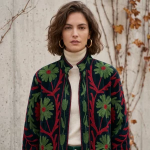 Vista de chaqueta de terciopelo estilo indio en color verde con flores de colores Modamiomio