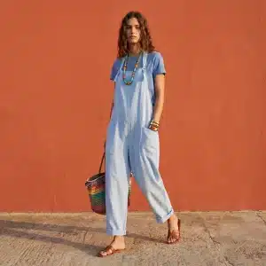 Mujer caminando con un peto azul celeste con bolsillos, para poner con camiseta interior o top Modamiomio