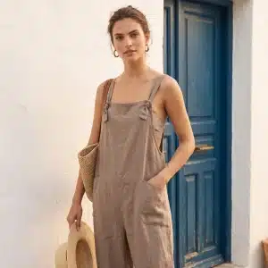 Mujer de pie con un peto de lino marrón con bolsillos Modamiomio