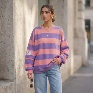 Sudadera en color morado con estampado de rayas y parche "fly to the moon" Modamiomio