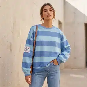 Sudadera en color azul con estampado de rayas y parche "fly to the moon" Modamiomio