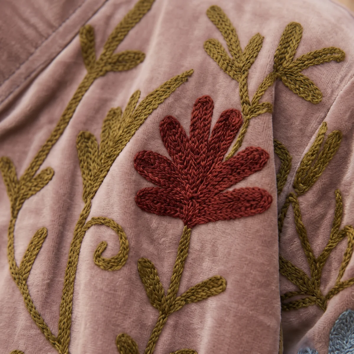 Chaqueta corta de terciopelo en tono beige rosado con bordados florales en tonos granates