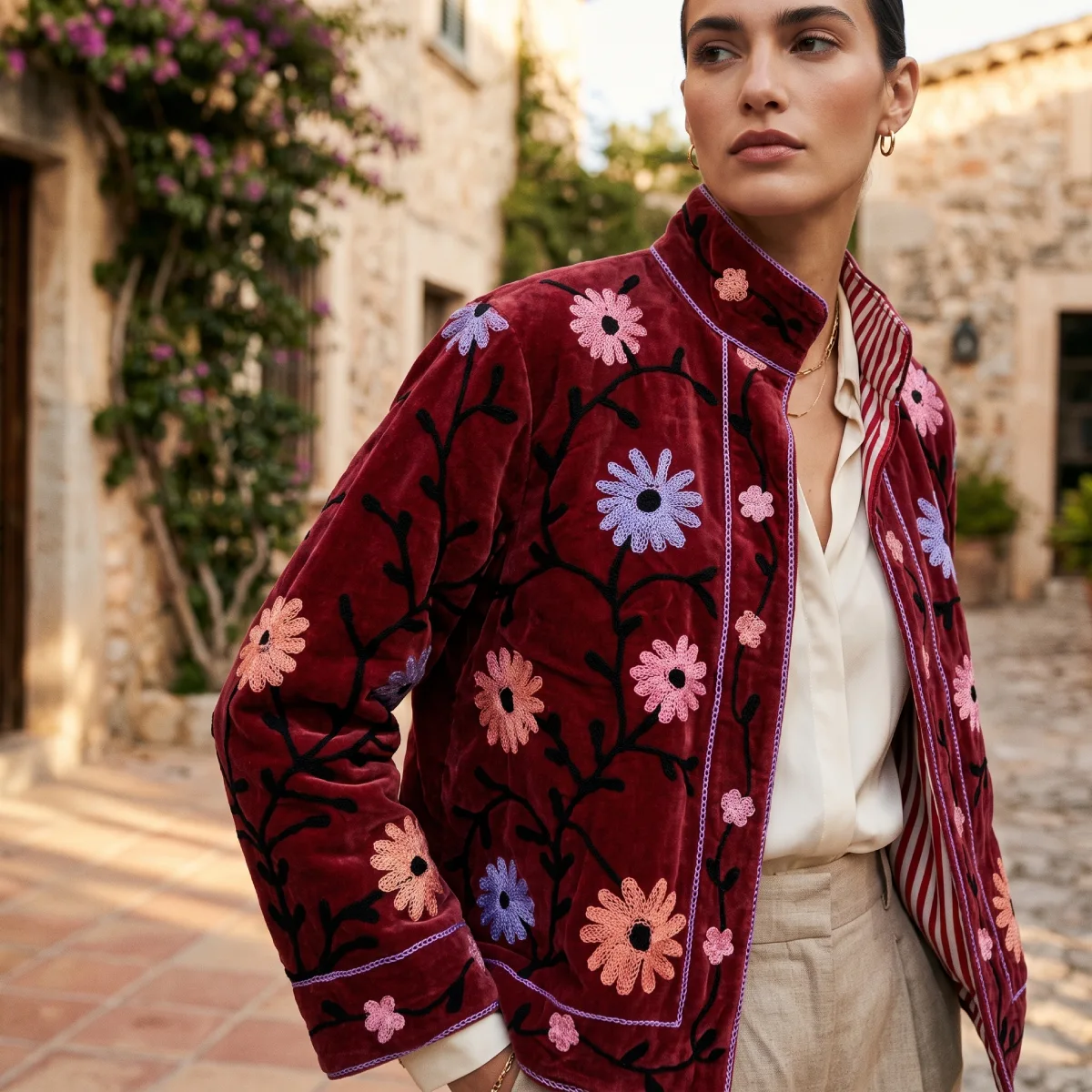 Detalle de cuello y solapa interior de rayas en chaqueta de terciopelo rojo bordada con motivos florales Miomio