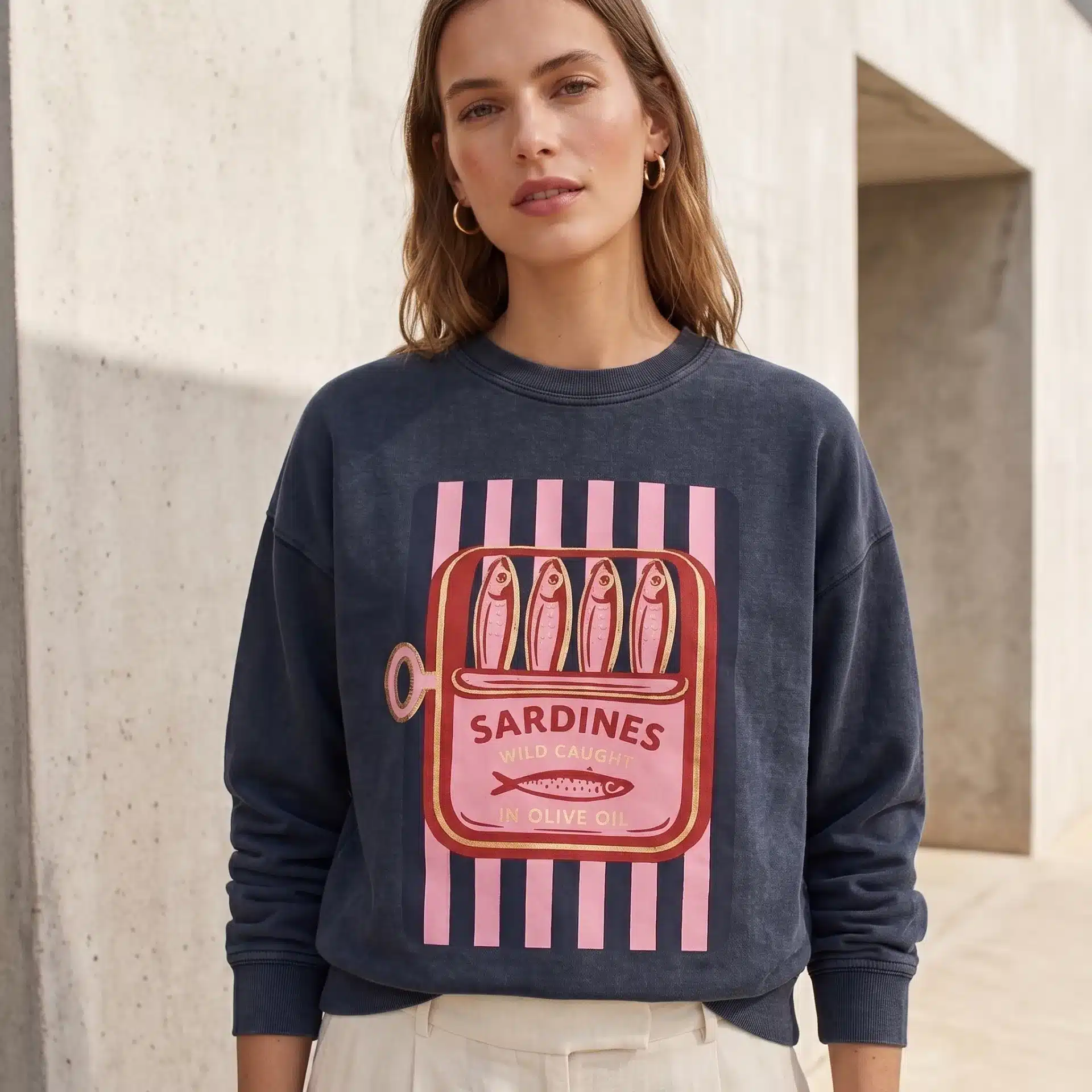 Mujer con sudadera azul marino de algodón con estampado de lata de sardinas en rosa, cuello redondo, estilo oversize