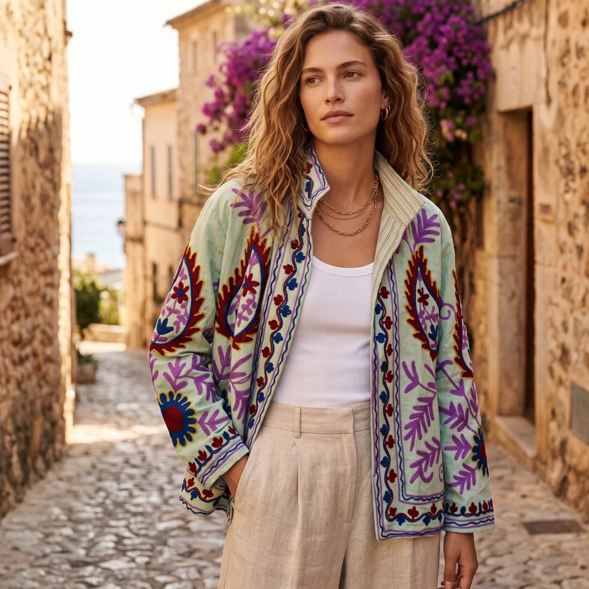 Detalle de chaqueta corta de color verde menta de estampados étnicos Miomio