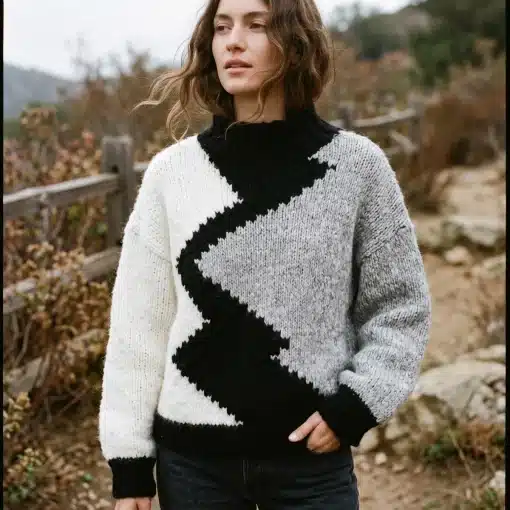 jersey colorblock de lana mujer en blanco, gris y negro con cuello alto.